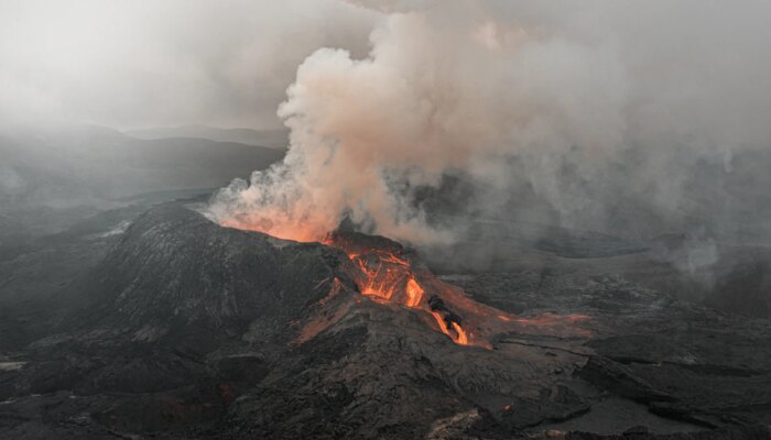 erupsi-anak-krakatau-makin-bikin-cemas,-6-bandara-ditutup-dan-bnpb-siapkan-hujan-buatan