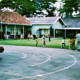 sebelum-jadi-sekolah-elit,-jis-cuma-punya-3-guru,-8-murid,-dan-kelasnya-berada-di-garasi-rumah