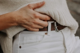 6-inspirasi-outfit-celana-putih-elegan-untuk-sehari-hari