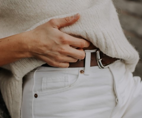 6-inspirasi-outfit-celana-putih-elegan-untuk-sehari-hari
