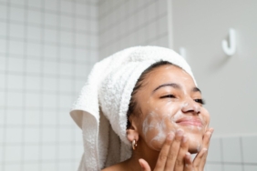 ini-6-rekomendasi-face-wash-untuk-kulit-sensitif-yang-lembut