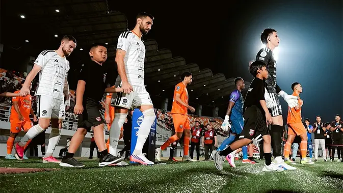 lakukan-9-saves-saat-debut-bersama-persija,-nadeo-argawinata-langsung-alihkan-fokus-ke-persib