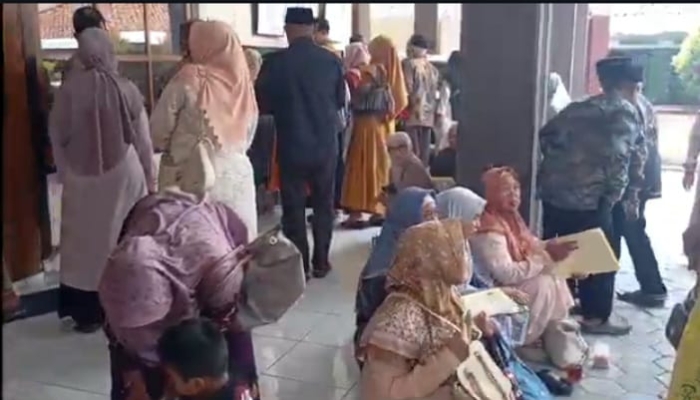 kuota-haji-meningkat,-pemohon-paspor-membludak-di-kantor-ukk-brebes-melonjak