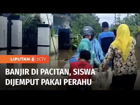 Rumahnya Terendam Banjir, Siswa di Pacitan Berangkat Sekolah Dijemput Naik Perahu | Liputan 6