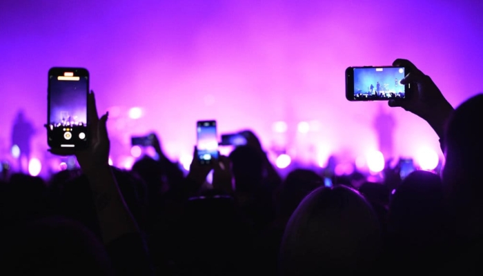 tidak-boleh-bawa-kamera-pro?-ini-hp-pilihan-untuk-nonton-konser
