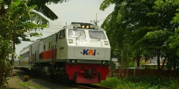 Saya beralih naik bus karena harga tiket kereta api semakin mencekik