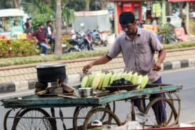 hobi-pemda:-membiarkan-pkl-tumbuh-subur-dulu,-baru-bingung-cara-menata-ulang