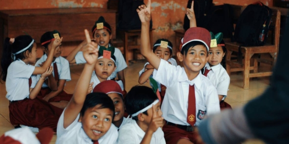 Mulai 2027, Bahasa Inggris Jadi Mapel Wajib Nasional di SD. Bagaimana Kesiapan dan Pemerataannya?