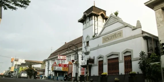 Dear penyelenggara, Kota Bandung itu nggak cocok untuk event lari, tolong jangan dipaksakan