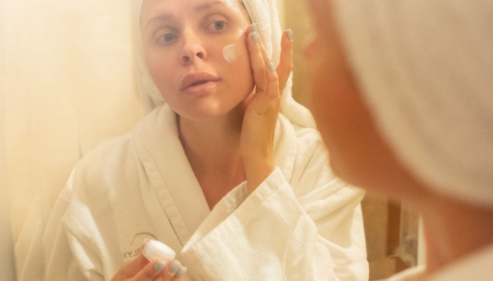 pahami!-ini-urutan-skincare-wajah-di-malam-hari-yang-tepat
