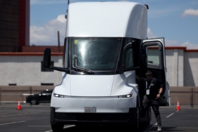 nearly-a-decade-later,-the-electric-tesla-semi-is-here