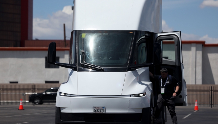 nearly-a-decade-later,-the-electric-tesla-semi-is-here