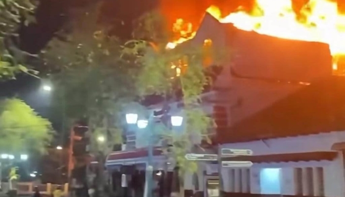 toko-hamzah-batik-malioboro-terbakar,-12-mobil-damkar-dikerahkan