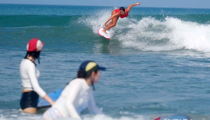 peselancar-jasmine-dan-kya-melaju-perempat-final-shortboard-putri
