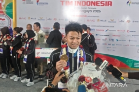 lifter-rahmat-erwin-persembahkan-emas-asian-games-bagi-keluarga