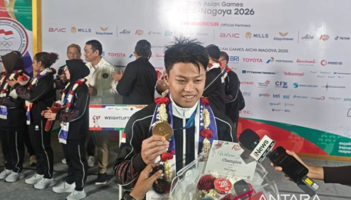 lifter-rahmat-erwin-persembahkan-emas-asian-games-bagi-keluarga