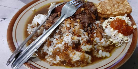 Rawon Kalkulator, Warung Legendaris di Surabaya dengan Atraksi Hitung Cepat Pramuniaganya