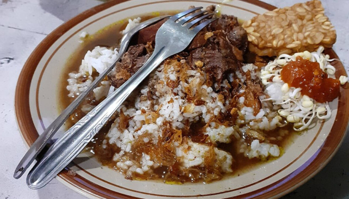 rawon-kalkulator,-warung-legendaris-di-surabaya-dengan-atraksi-hitung-cepat-pramuniaganya