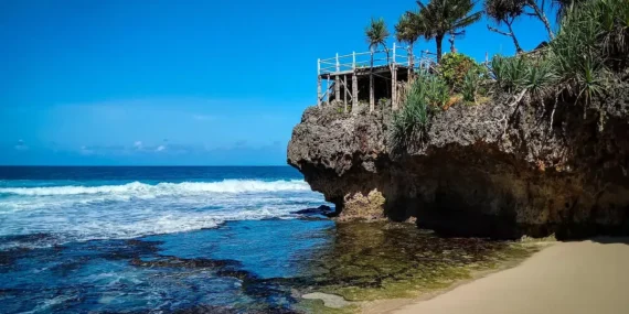 Pantai Ngobaran: tempat sang raja terakhir Majapahit terbakar dan moksa