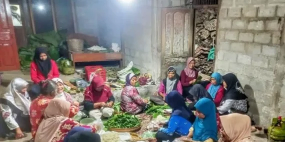 Jangan buru-buru kapok ikut rewang di kampung, lama-lama akan terasa manfaatnya kok