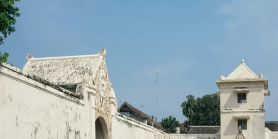 Membantah klaim Podcast Malam Kliwon dan Mbak Ve: kalian bahas Tamansari atau ngehalu nih?