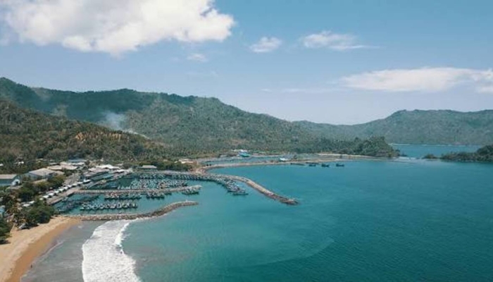 pantai-prigi-trenggalek,-teluk-dengan-sisi-wisata-dan-sisi-nelayan-yang-hidup-berdampingan
