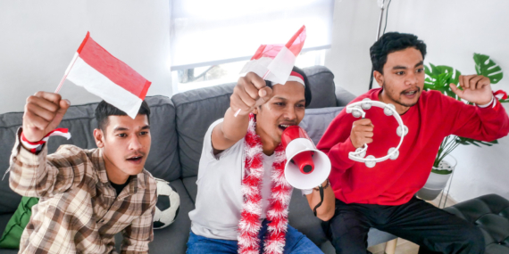 Nonton Bola Sambil Ngemil Terus? Ini yang Perlu Kamu Perhatiin