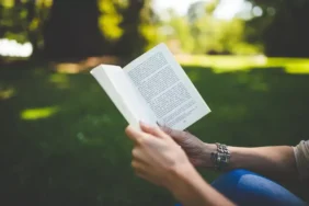 joki-baca-buku:-kalau-otak-bisa-disewa,-kenapa-harus-pusing-sendiri?