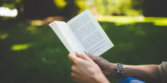 Joki baca buku: kalau otak bisa disewa, kenapa harus pusing sendiri?