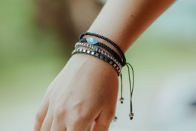 wah!-ini-5-arti-gelang-hitam-di-tangan-kanan-dan-maknanya