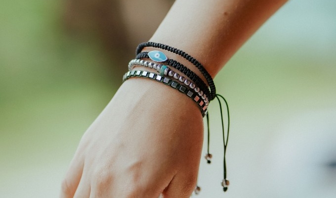 wah!-ini-5-arti-gelang-hitam-di-tangan-kanan-dan-maknanya
