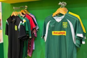 jersey-persebaya-2004-hadir-di-pekan-raya-jatim,-bonek-bisa-bernostalgia