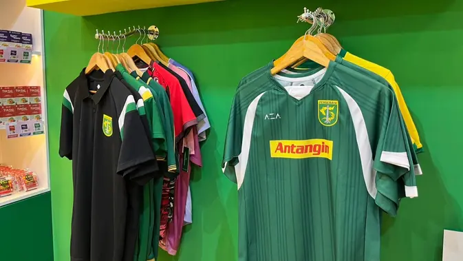 jersey-persebaya-2004-hadir-di-pekan-raya-jatim,-bonek-bisa-bernostalgia