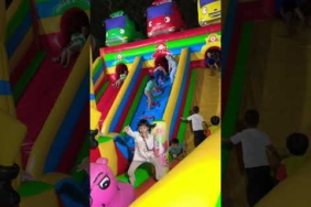 Kicau mania dance dan melompat langkahi balon Dino saurus pink. #fyp #istanabalon #kicaumania