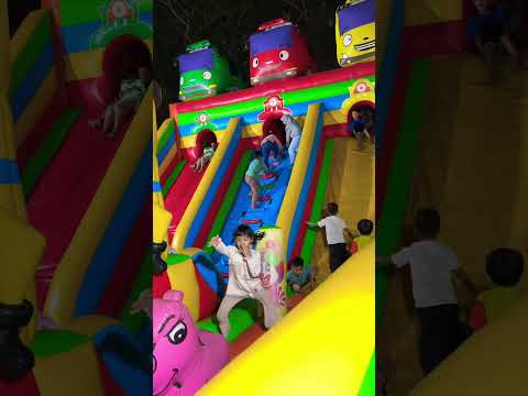 Kicau mania dance dan melompat langkahi balon Dino saurus pink. #fyp #istanabalon #kicaumania