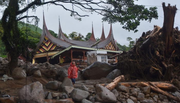 banjir-berulang-di-sumbar:-saat-hujan-membasuh-dosa-tata-ruang