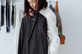 mudah!-ini-6-tips-gantung-blazer-agar-tetap-rapi