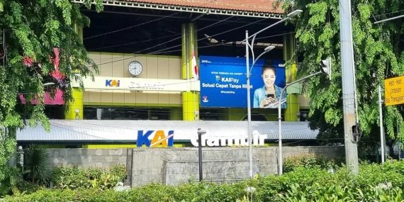 Stasiun Gambir: saksi ambisi, serta pertaruhan nasib manusia yang datang ke ibu kota