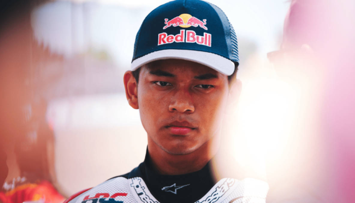 veda-ega-&-motor-balapnya-yang-melaju-dari-parkiran-pasar-hewan-gunungkidul-menuju-moto3