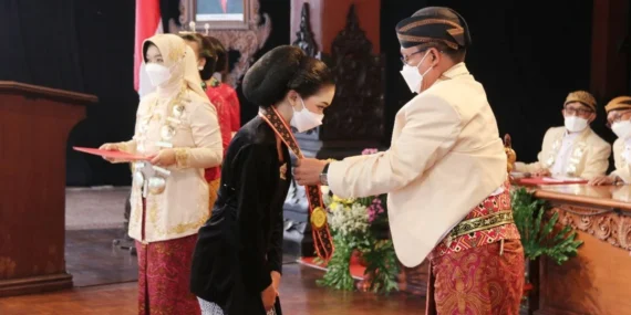 Salut dengan wisuda ISI Surakarta yang memilih nguri-nguri budaya di momen penting