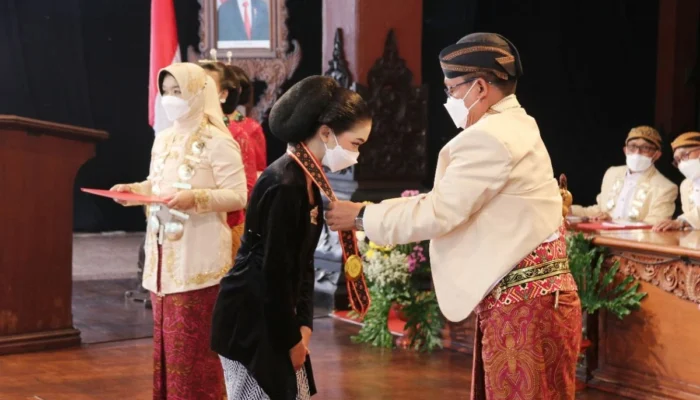salut-dengan-wisuda-isi-surakarta-yang-memilih-nguri-nguri-budaya-di-momen-penting