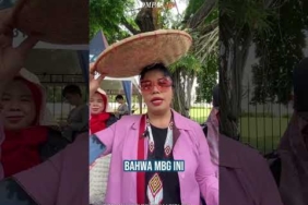 Ibu-Ibu Demo Protes Keracunan MBG Sambil Pukuli Panci