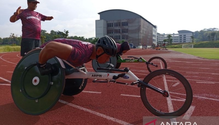 jaenal-dan-maria-bawa-bendera-indonesia-di-pembukaan-asian-para-games