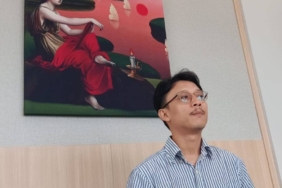 seniman-indo-b.-satria-&-lukisannya-yang-menghiasi-sudut-hotel-bintang-4-pertama-di-wonosobo