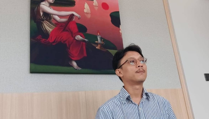 seniman-indo-b.-satria-&-lukisannya-yang-menghiasi-sudut-hotel-bintang-4-pertama-di-wonosobo