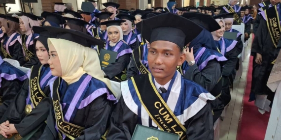 Tidur Empat Jam Sehari, Penjual Nasi Goreng Ini Lulus Cumlaude dari UMPP Pekalongan