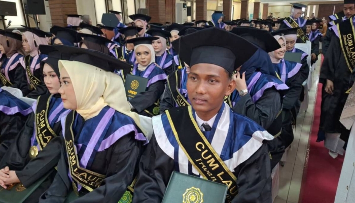 tidur-empat-jam-sehari,-penjual-nasi-goreng-ini-lulus-cumlaude-dari-umpp-pekalongan