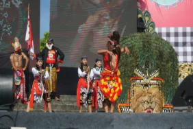 menonton-reog-ponorogo-itu-bikin-takjub-sekaligus-ngilu,-hormat-untuk-pembarong-dadak-merak