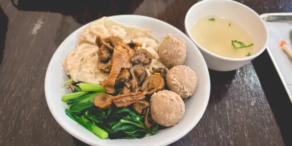 Seporsi Mie Ayam Gondangdia, Kuliner Legendaris di Cikini yang Bikin Penasaran