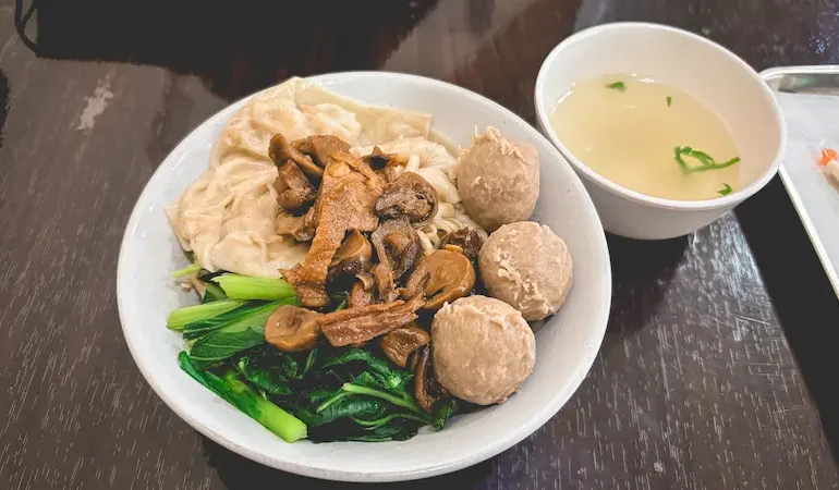 seporsi-mie-ayam-gondangdia,-kuliner-legendaris-di-cikini-yang-bikin-penasaran